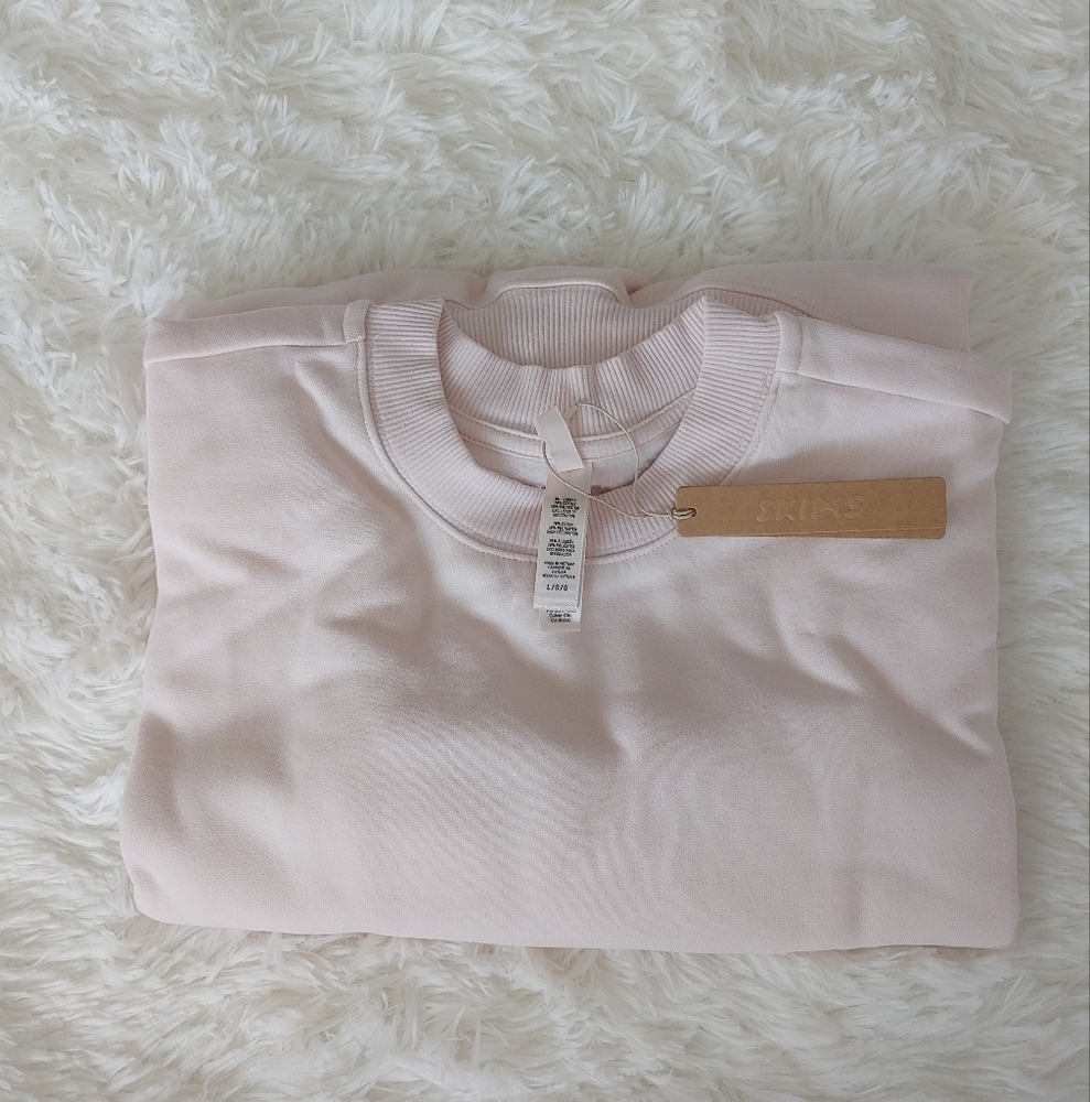 SKIMS Cotton Fleece Crew Neck Sweatshirt - Picture 3 of 15